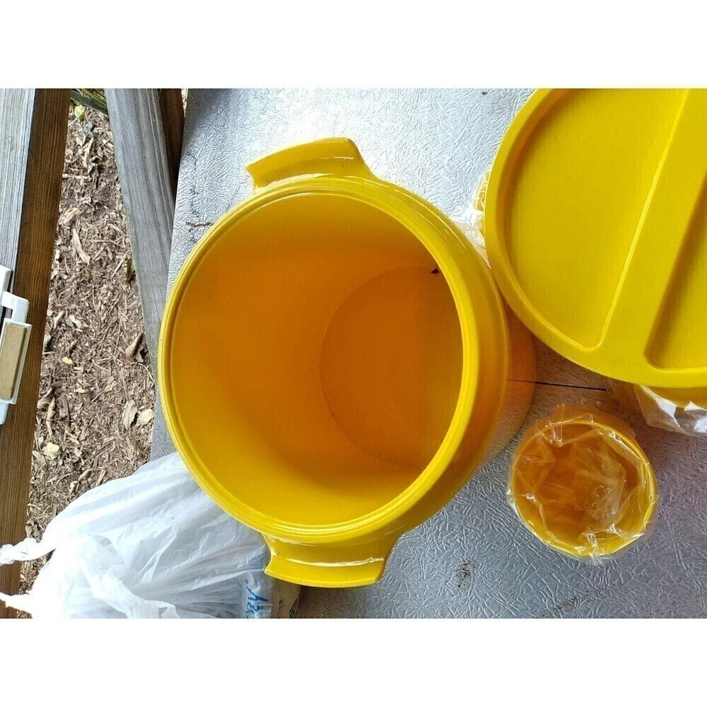 Beacon Volari Pop Ice Bucket and  Set of 8 Cups Yellow Mid Century Modern Drinks